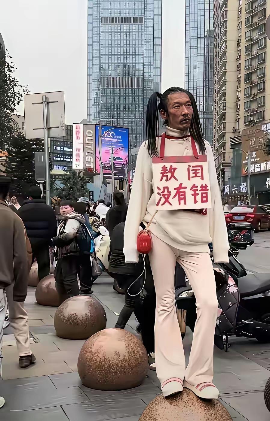 奇葩的人，奇葩的事天天都发生。
这是病了，人病了，社会也病了，病的还不轻，得赶快