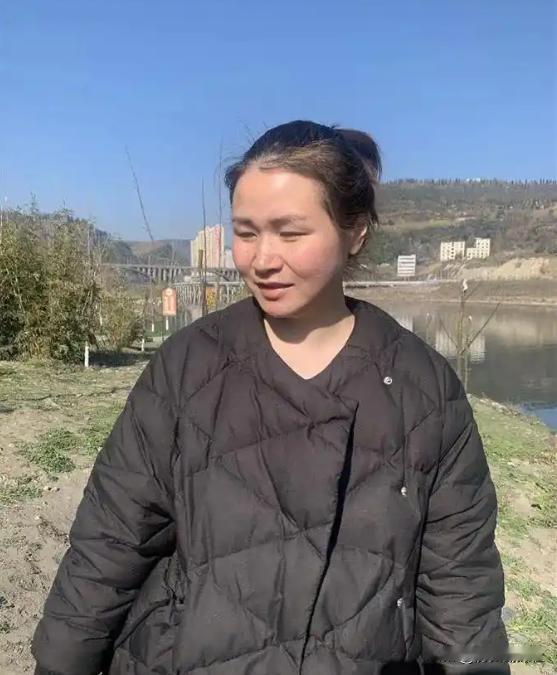 [太阳]湖北一宝妈在河边带孩子玩耍时，突然将一岁多的孩子塞给了旁边的陌生大姐，随