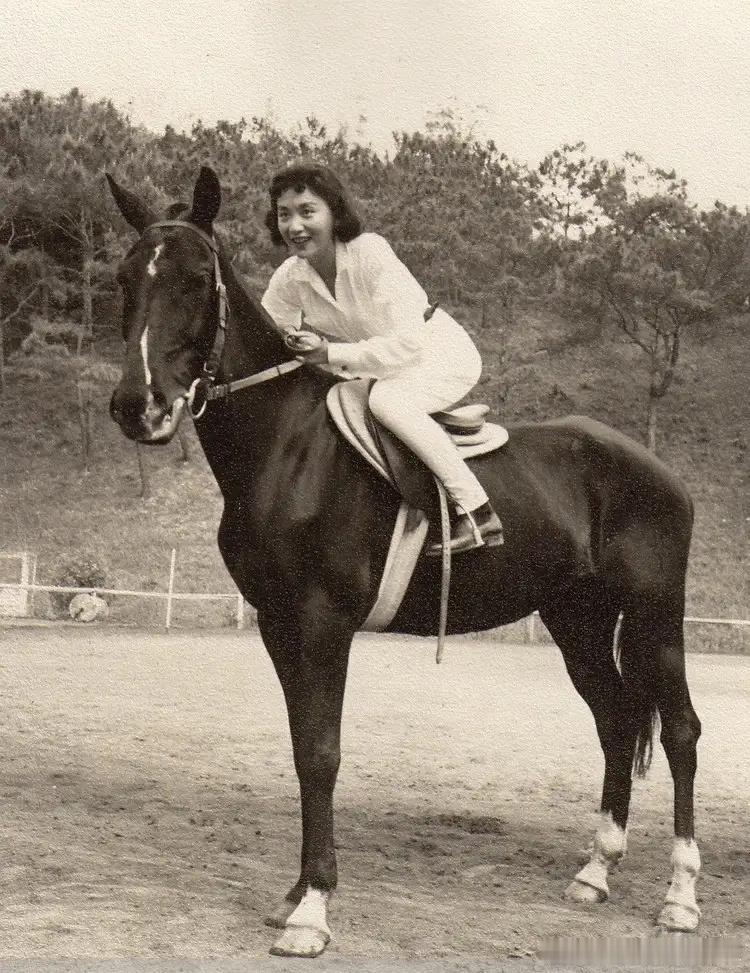 1957年初筹拍《香妃》时，夏梦学习骑马历史影像