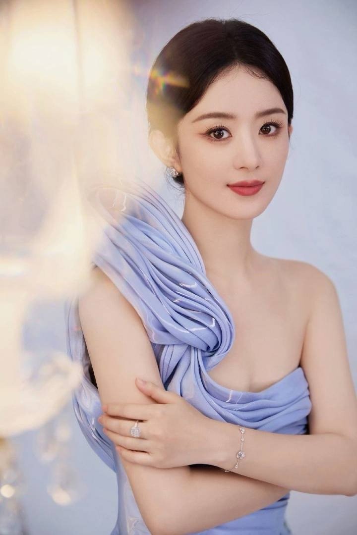 赵丽颖精彩演绎Tony Ward 2024秋冬定制系列，美裙想穿就穿，颖宝好美?