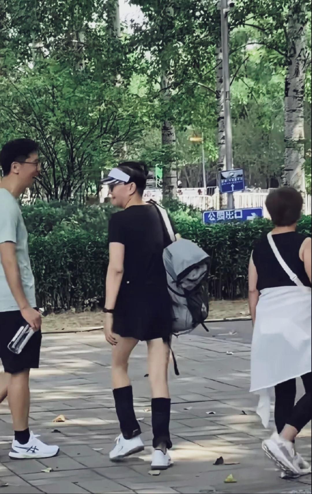 宋丹丹状态太好了，身材纤细，身姿挺拔，肩挎着运动包，远远望去根本看不出已经是66