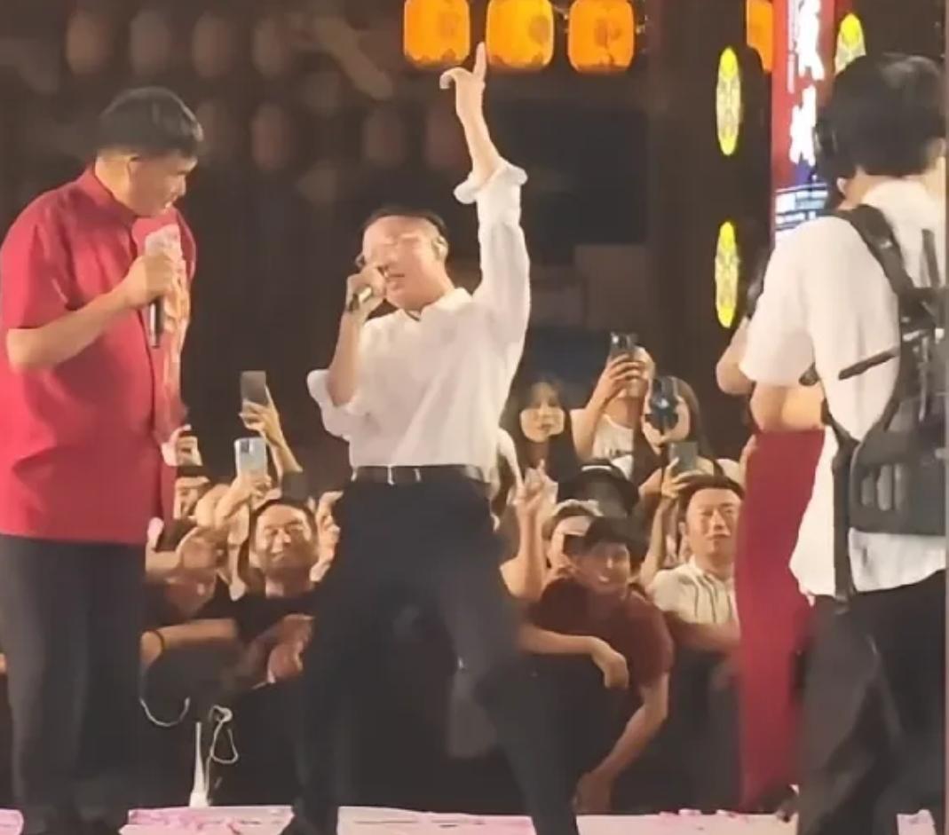大衣哥火了之后并未飘飘然，依旧保持着从前的模样。而且在登上《星光大道》后，经多位