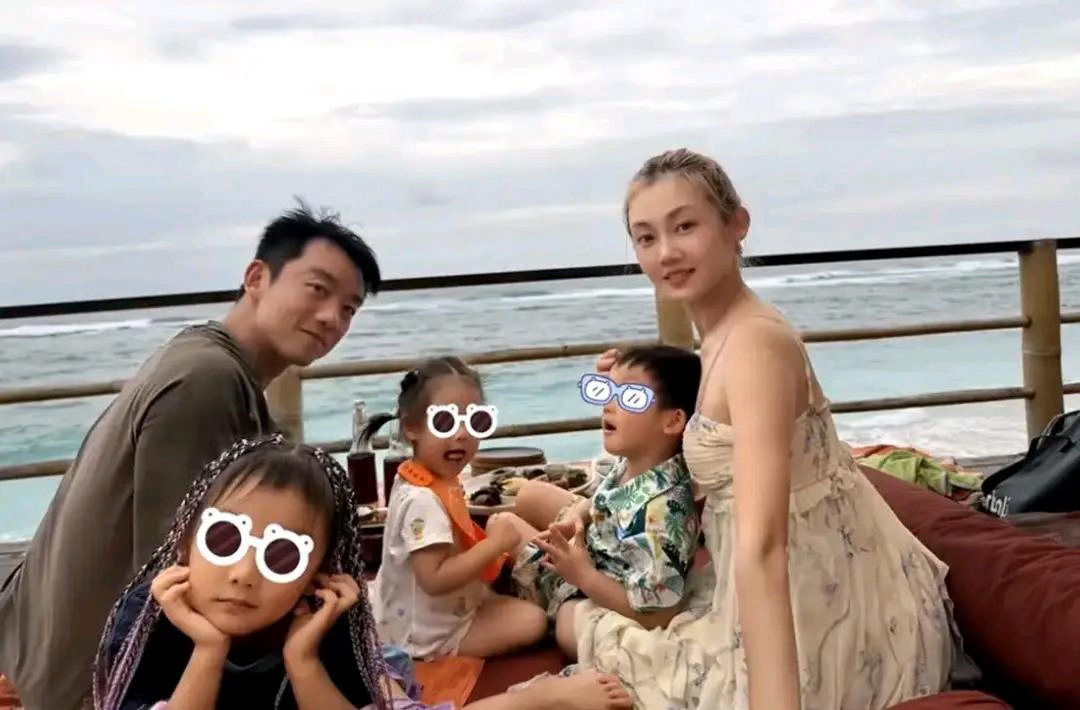 郑恺首晒5口全家福，苗苗穿吊带裙身材丰腴，二胎后出月子就怀孕 
