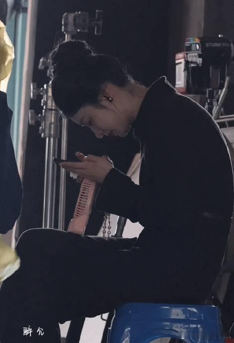 王楚然高度近视但绝不眯眼从《清平乐》里张贵妃的凌厉眼波，到《我的人间烟火》中许沁