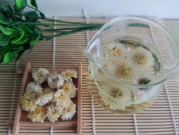 宋代有一个精明的茶商，去杭州进货，花200两银子买了一车菊花，老婆拍桌子大骂：“