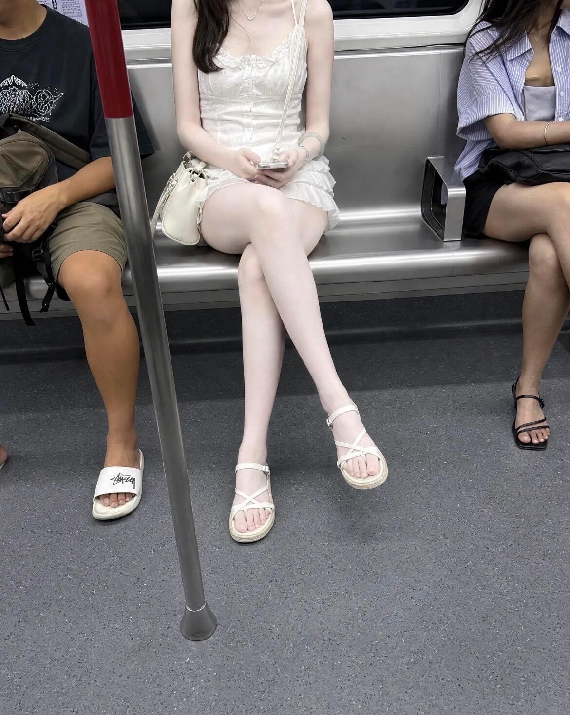 皮肤白就是最好的外貌天赋花了几十万整来整去现实中真的不如一身白皮来的惊艳…. 
