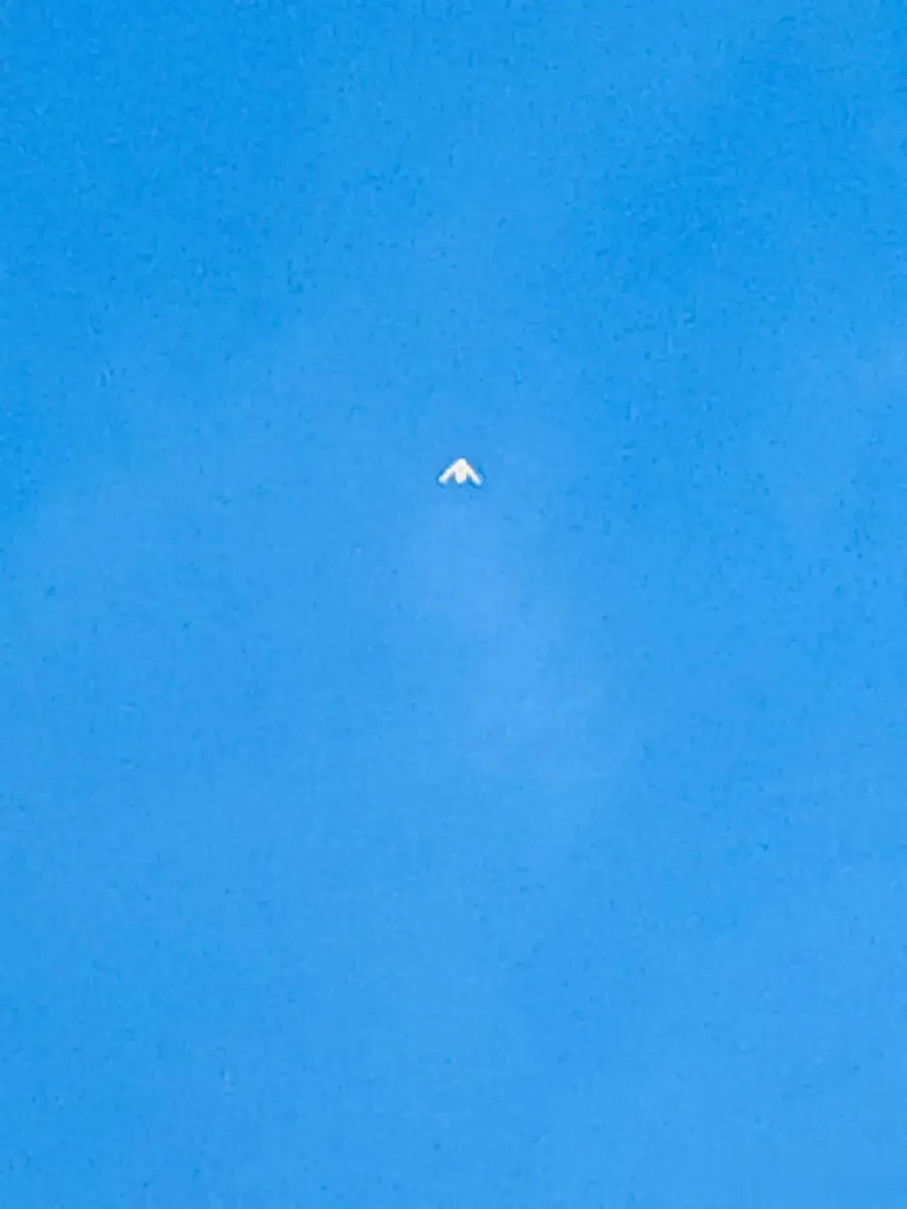 轰-20！西安上空出现一架神秘机型，疑似轰-20战略隐身轰炸机。
据当地民众发布