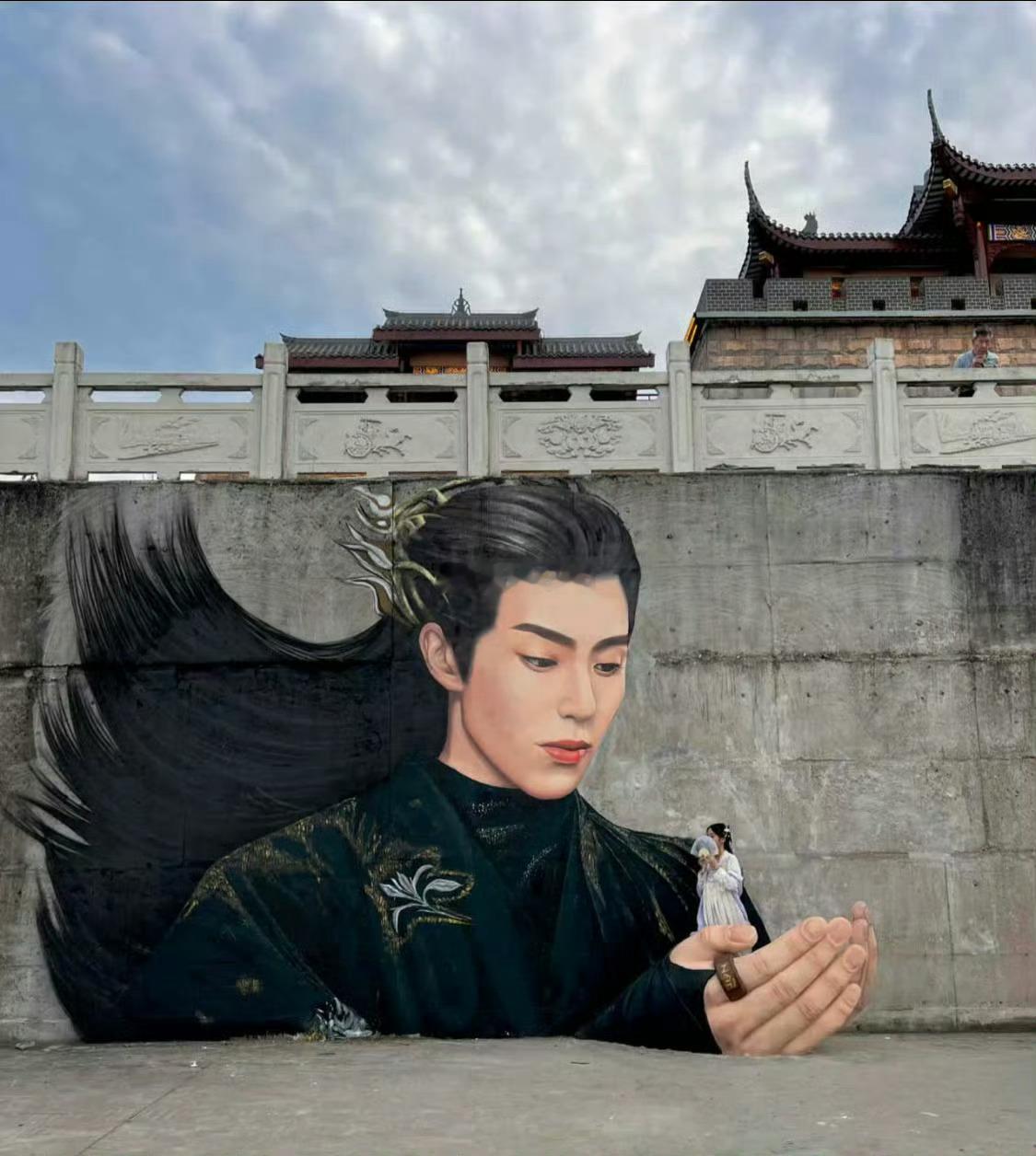 东方青苍被乐山画在了一大面墙上！所以只要你去打卡，你就能被东方青苍捧在手心上。 