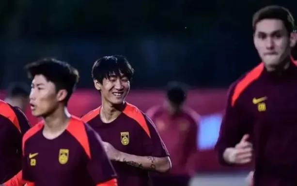 喜笑颜开！看来国足确实已经准备就绪了，只等泰国来犯！
1. 可以看出球队目前氛围