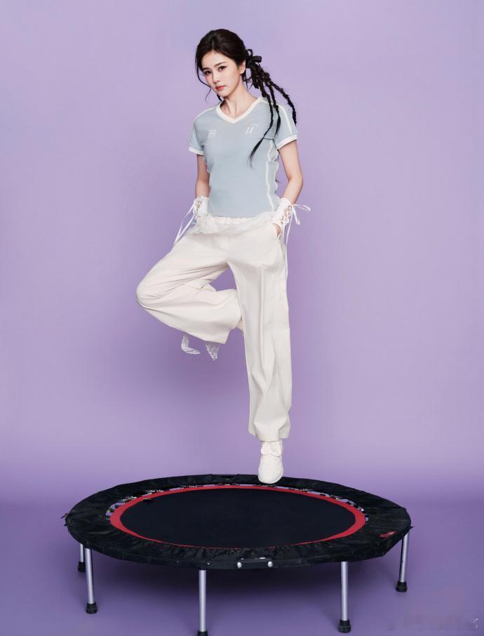 白鹿活力小太阳  白鹿活力氧气感🈶，简直就是一个活力的小太阳，运动装，甜美又好