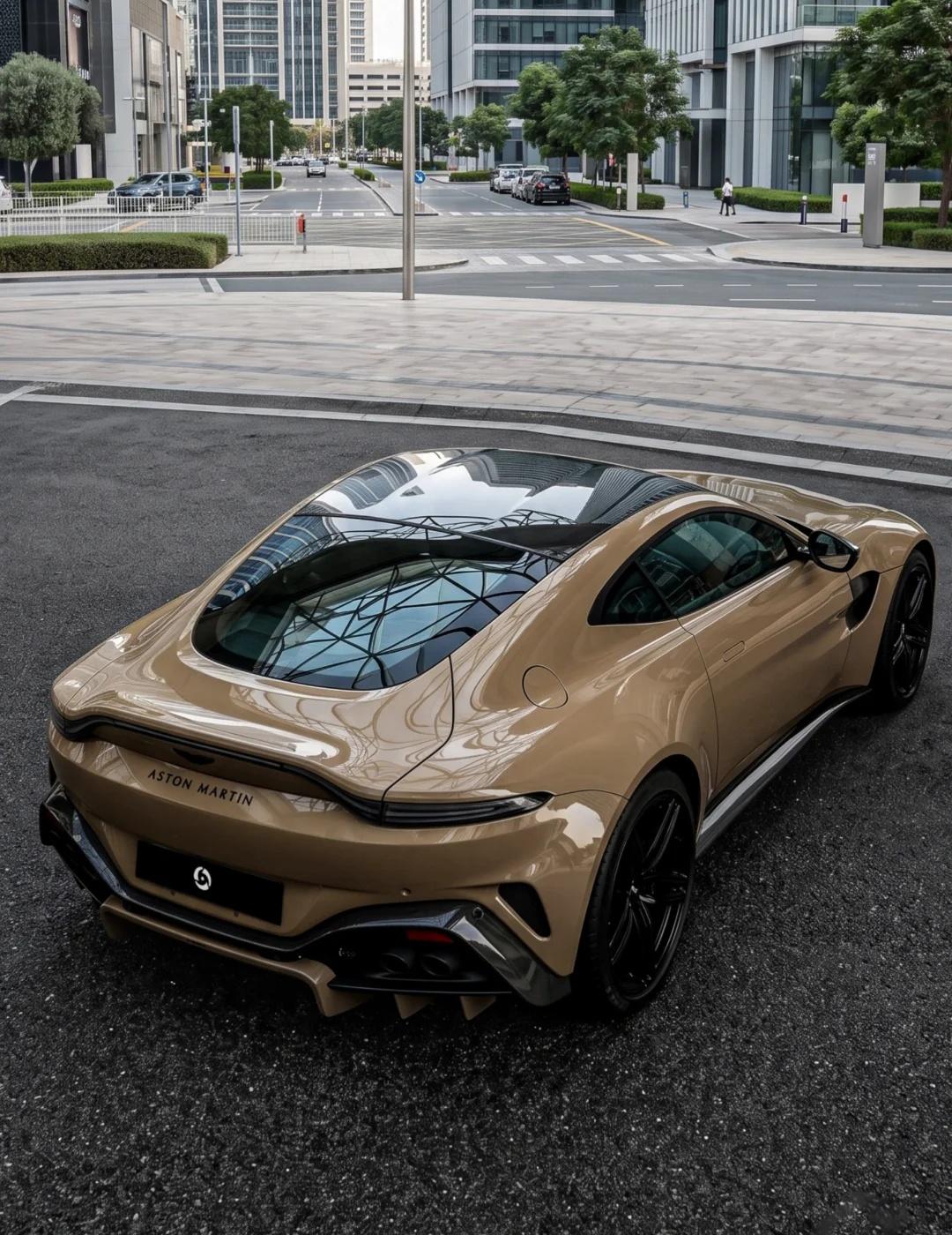 Aston Martin VantageⅠ肉感太强了！！
肥肥的车尾真的太帅了！