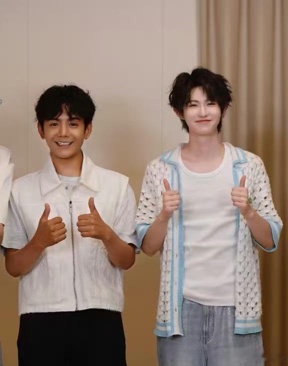 一诺丁真合照两帅哥同框一起合照，看起来很是阳光关系已经相当不错。 