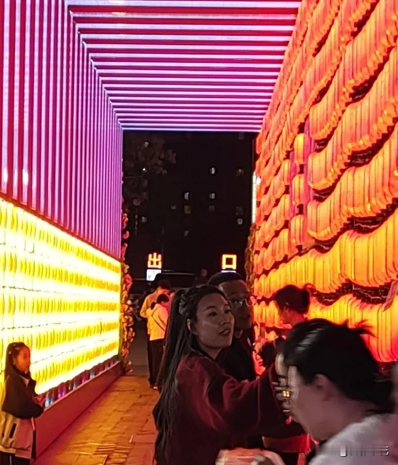  今天是2024年11月9日，星期六。在太原市食品街看到这样的情景，特别令人惊奇