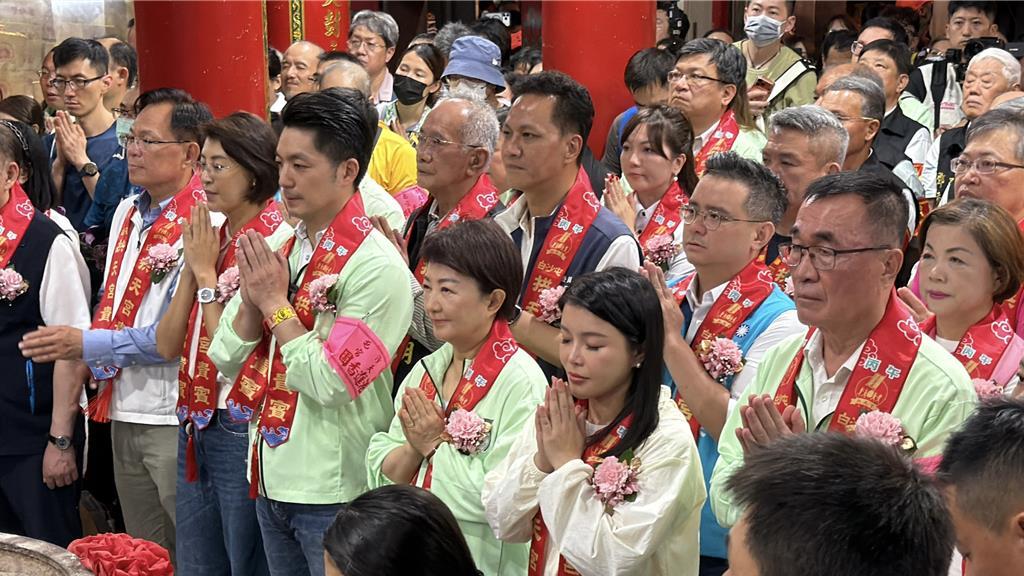 蒋万安现身白沙屯拱天宫，登上轿辇后便随妈祖北港进香队伍即刻出发。在苗栗县县长钟东