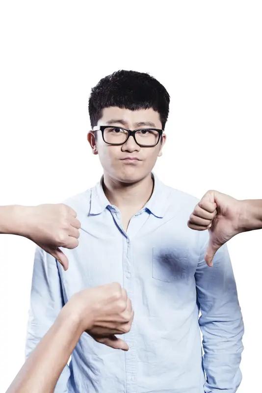当别人不认可你的时候你该怎么做? 当别人不认可自己时，别轻易气馁。很多时候，别人