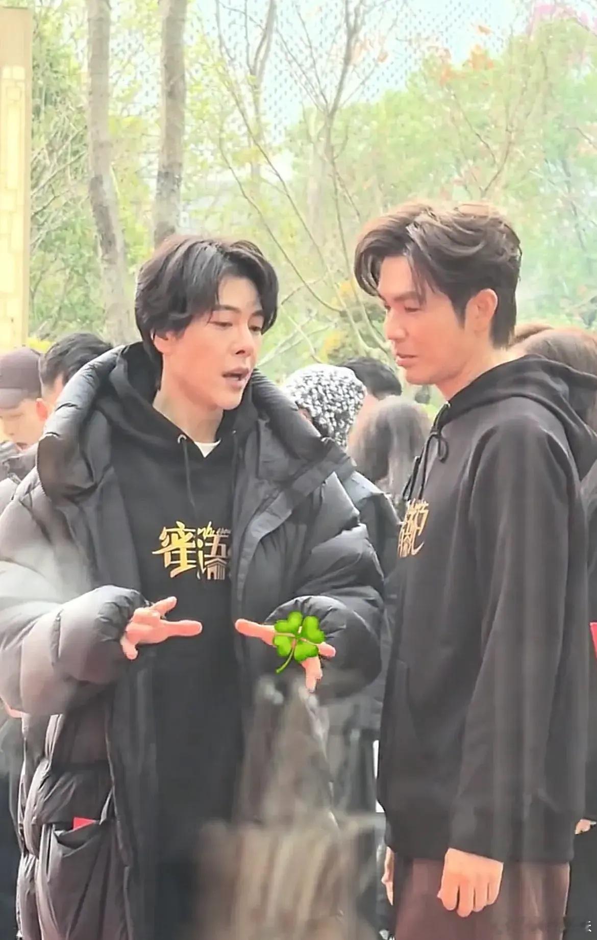 《蜜语纪》开机了…别人都在穿羽绒服或者大衣，钟汉良就穿了件开机服，小哇是一点也不