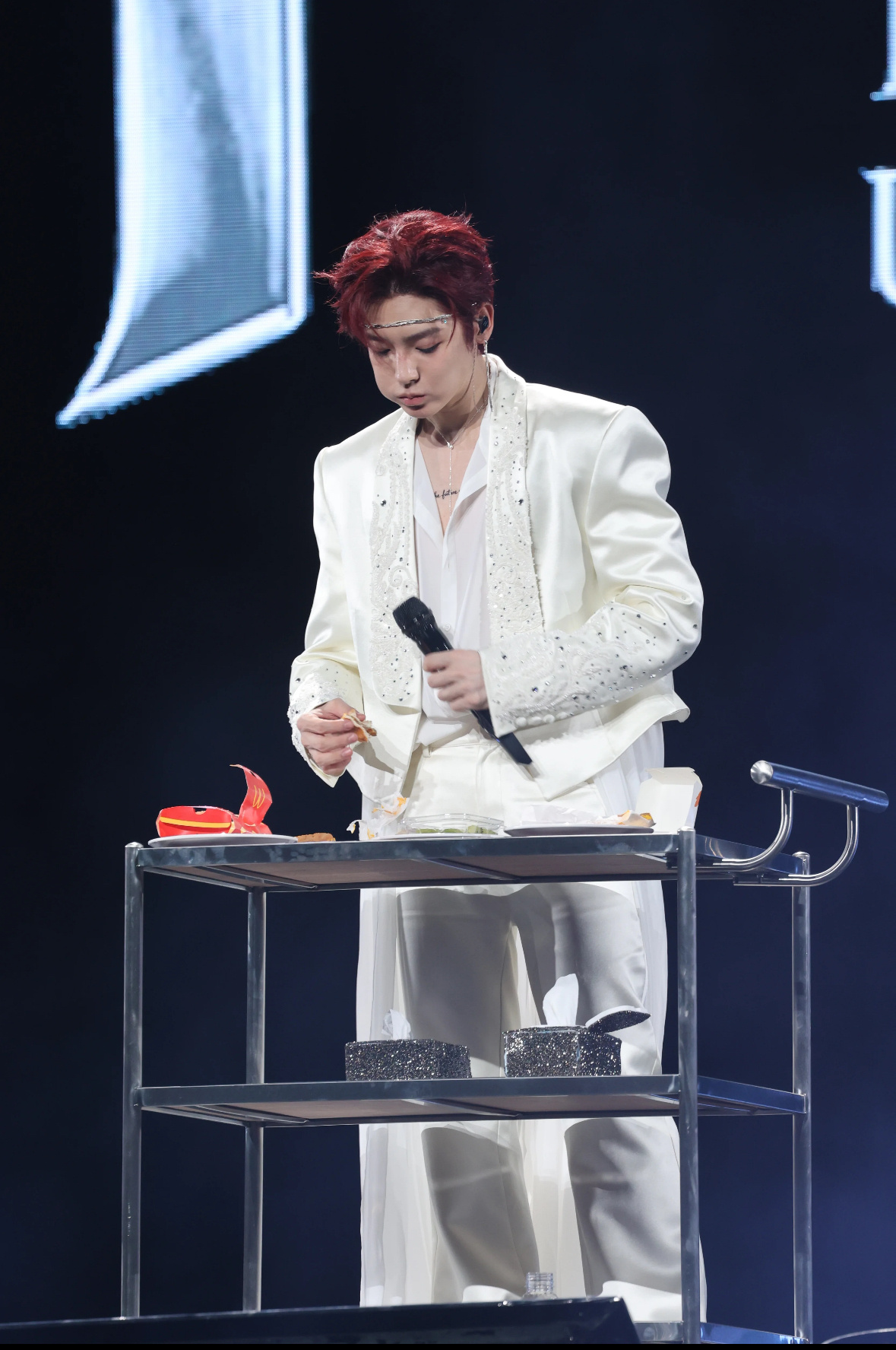 侯明昊侯明昊属于我们的巡回演唱会来超话实况热聊看演唱会侯明昊裤子破了侯明昊被男粉