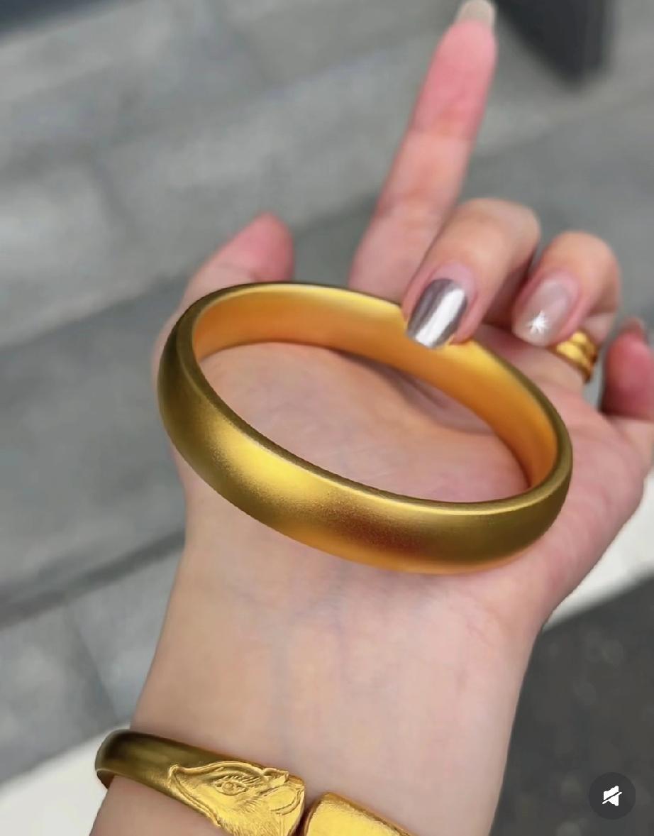 看了今晚的金价，
我感觉自己血压都飙升了，
7月17日，金价从880一克跌到了8