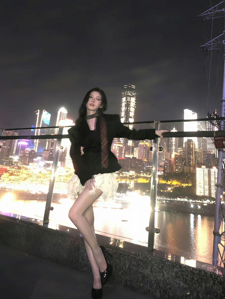 鞠婧祎是不是修图修太狠了​她自己发出来的照片，张张大长腿，又白又细又长，看着身高
