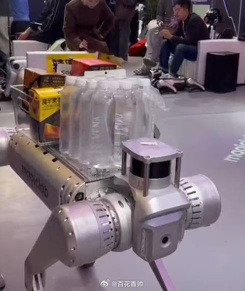上海AWE连送水都科技化了过去逛展靠腿，现在喝水靠AI。当机器人顶着瓶装水在万平