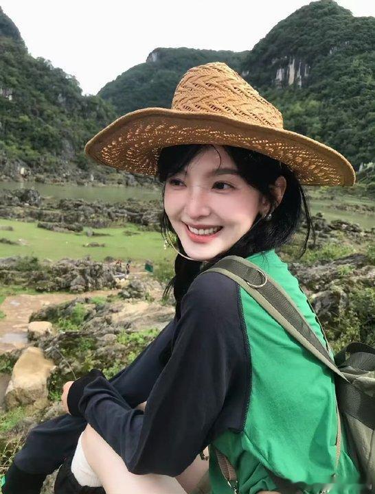辛芷蕾摘菜也不耽误唠嗑辛芷蕾章若楠点头打招呼菜园悠闲时刻，辛芷蕾手上摘菜嘴巴不停