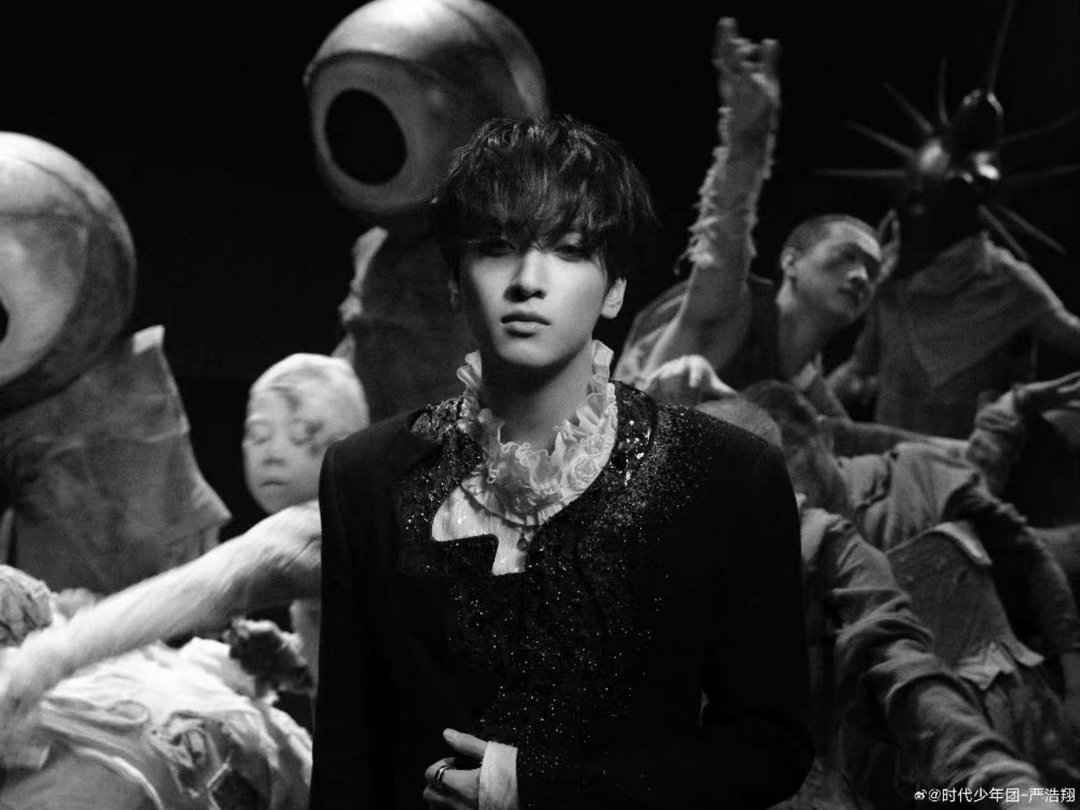 严浩翔新歌 MV 以超现实美学呈现「破茧成蝶」的隐喻，每一帧都值得慢放解读，挣脱