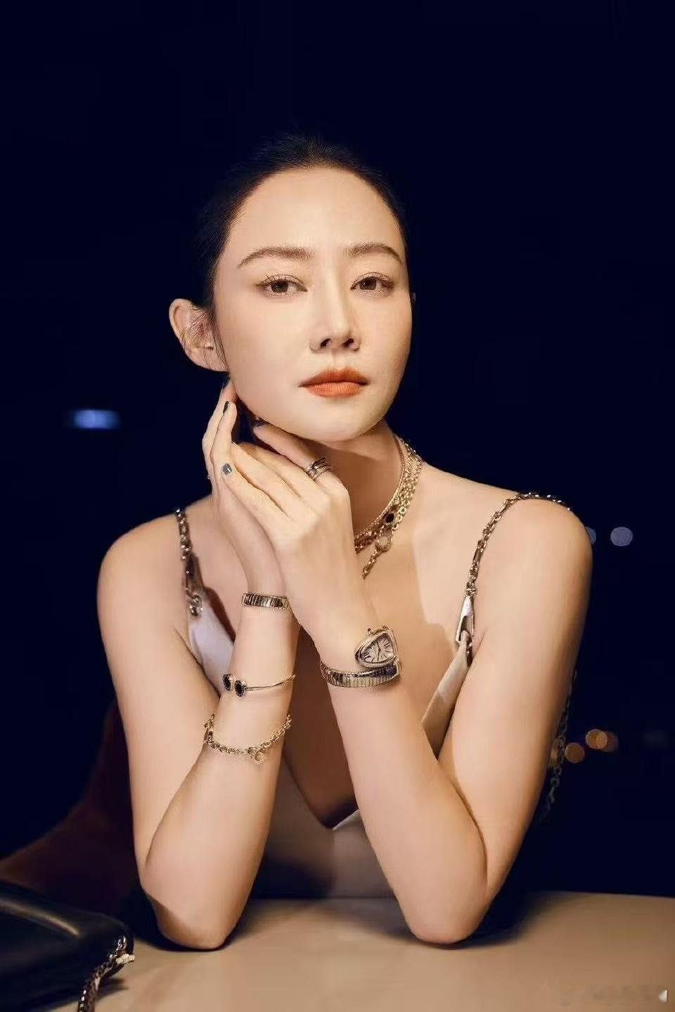 谭卓不语只是一味营业 谭卓这波北影节操作太亮眼！又是评委又是红毯双杀，每套衣服都