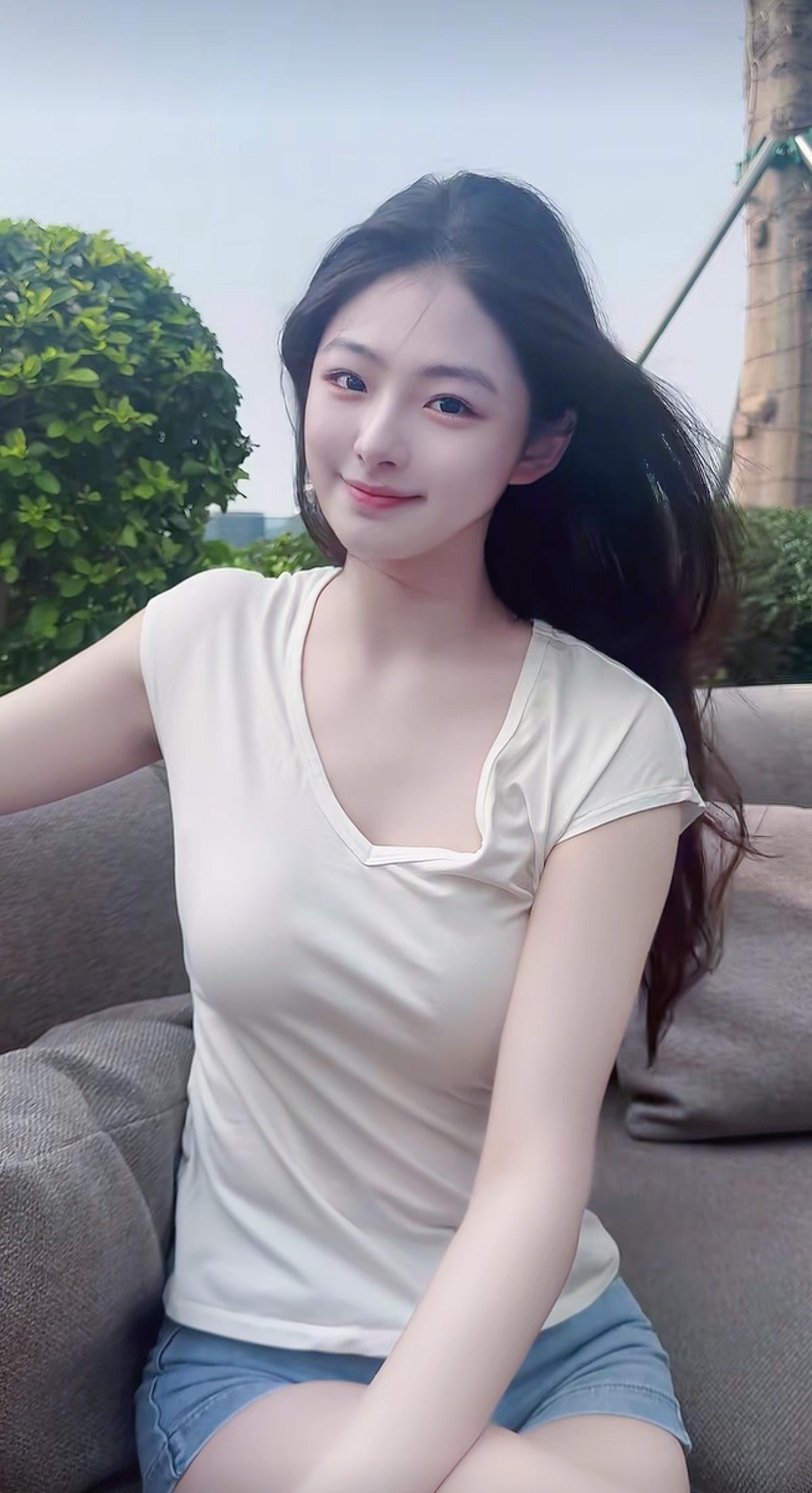 嫣然一笑胜春阳，
玉靥清妍焕艳光。
豆蔻芳华姿绰约，
清风难掩俏容香。
颜值 高