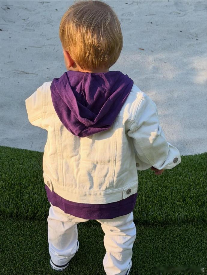 比伯儿子万圣节cos比伯儿子cos年轻比伯经典造型，看背影都好萌！比伯儿子cos