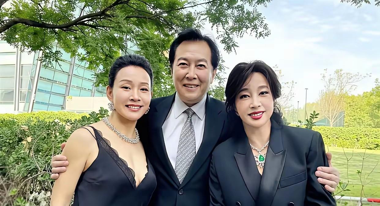 电影《小花》已经过去了47年，是几代人共同怀旧的经典。电影里的三位主角再次同框时