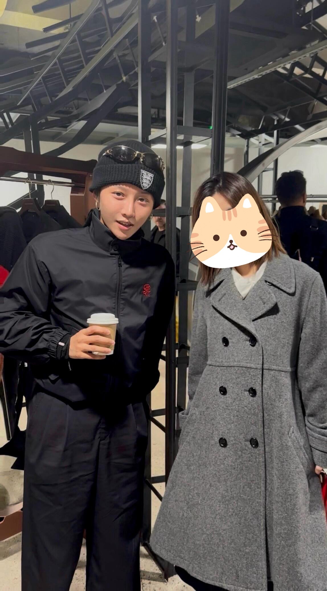 逛街的时候一转身偶遇刘雨昕了我看不懂中文了。。🍋英国逛街偶遇刘雨昕并合照网友偶