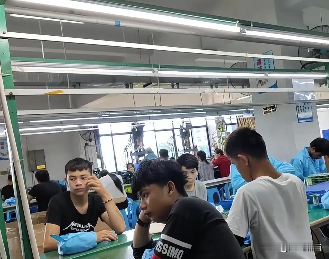 博主九边在呼吁尽快落实8小时工作制，彻底管住8小时之外的无偿加班。
肯定有人跳出