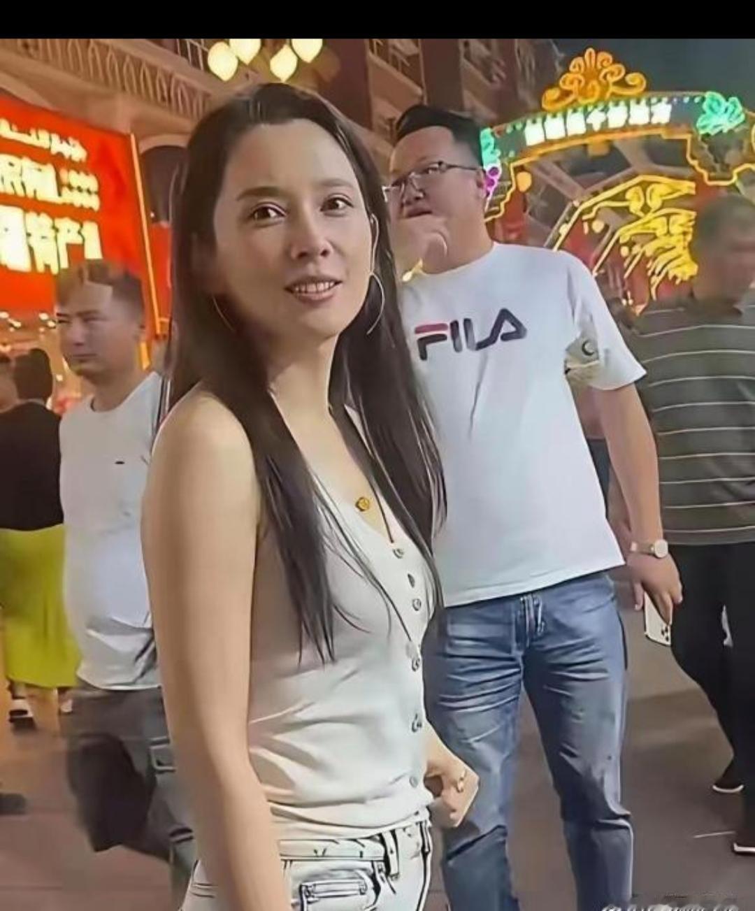 素颜也就那样吧！
可能平时包装的太好，我们大家都高估她了！
毕竟太优秀的也不会跟