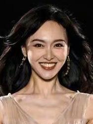 唐嫣 秀场图怎么有点像格格巫[疑问] ​​​