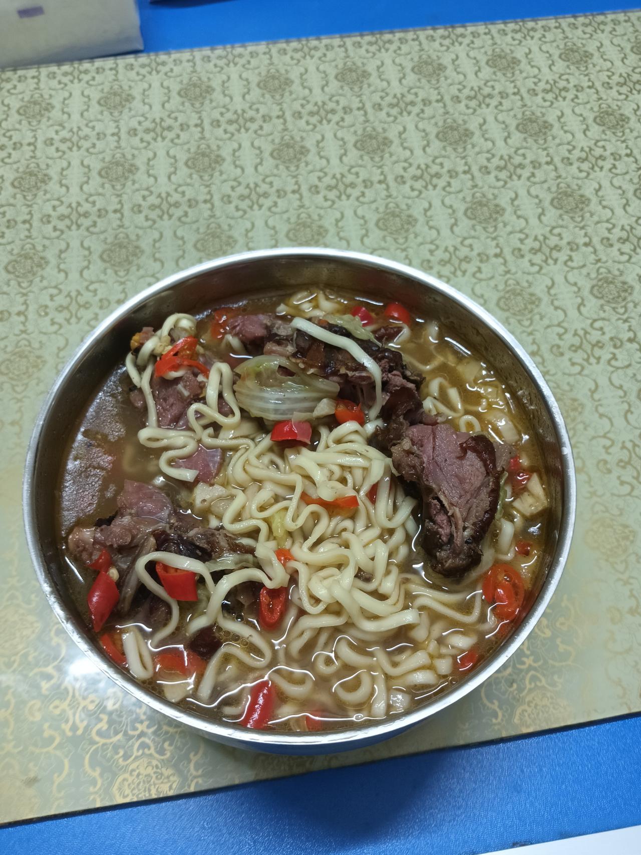 今天我也是吃上泡面加腊鸭了，昨天吃的腊鸭还剩下一点，这个时候肚子饿了就煮来当宵夜