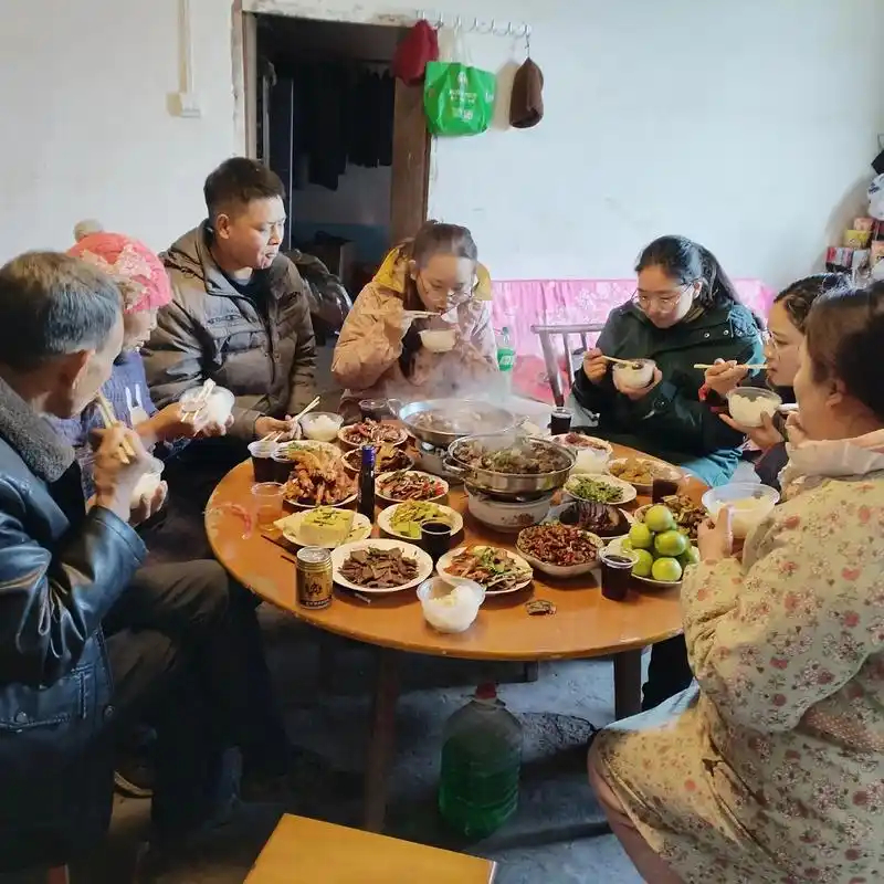 长大后才懂父母为啥总在家里吃饭小时候总嫌家里吃饭没意思，羡慕别人下馆子。长大后才