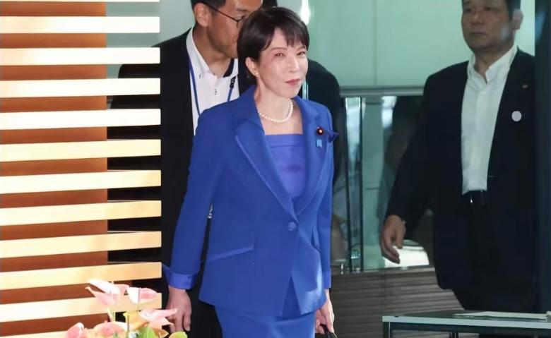 说起“铁娘子”，大家最先想到的一定是撒切尔夫人。但最近，日本首相高市早苗非要硬蹭