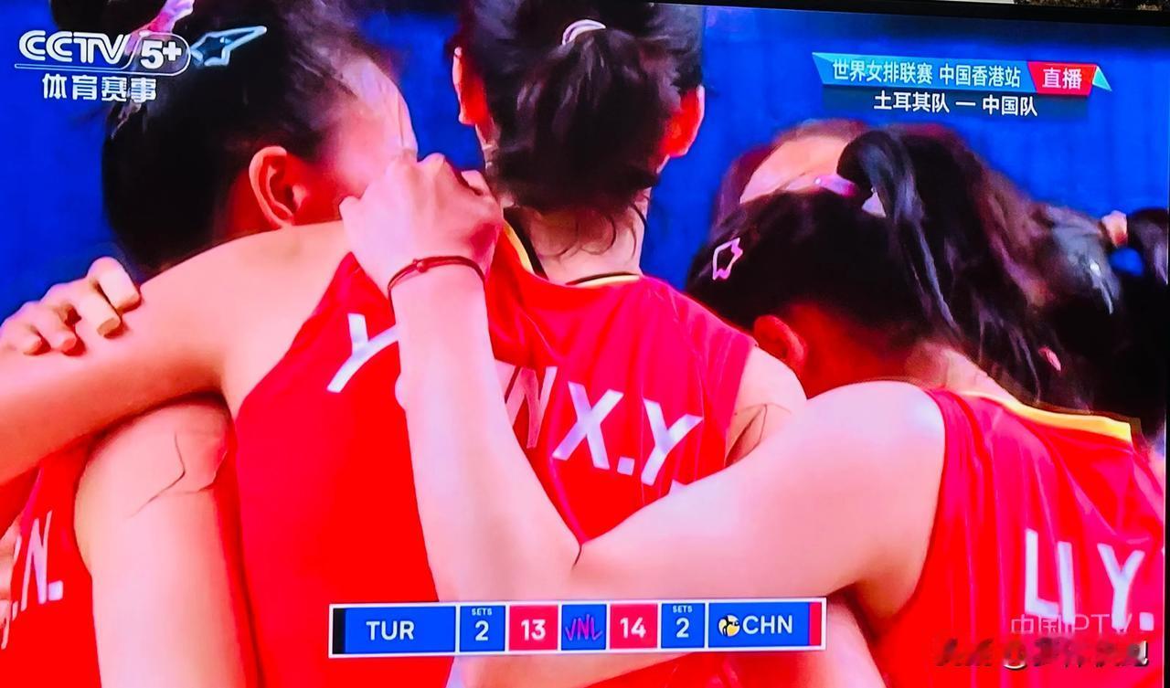3-2，中国女排完成超级大逆转，在女排世界联赛香港站战胜世界第一土耳其女排，顺利