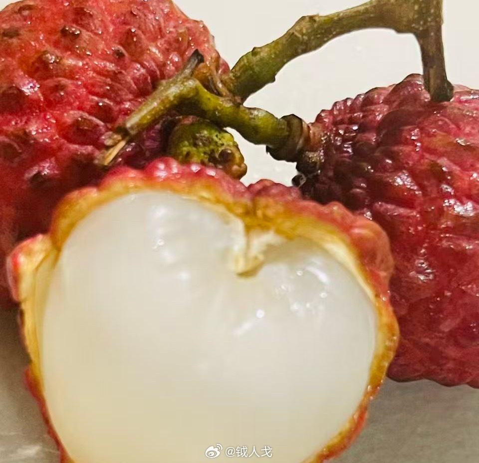 跟男神约了个饭，抬头看到了明亮的月。收到了仙进奉荔枝，以及几册心仪的书。以上是今