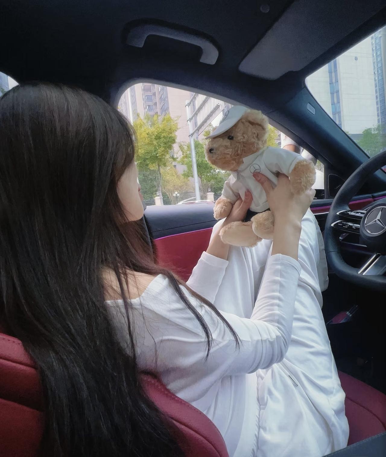 39岁离婚带娃，小9岁男友月入1万愿给25.8万彩礼，接受不生娃，该嫁吗？

姐