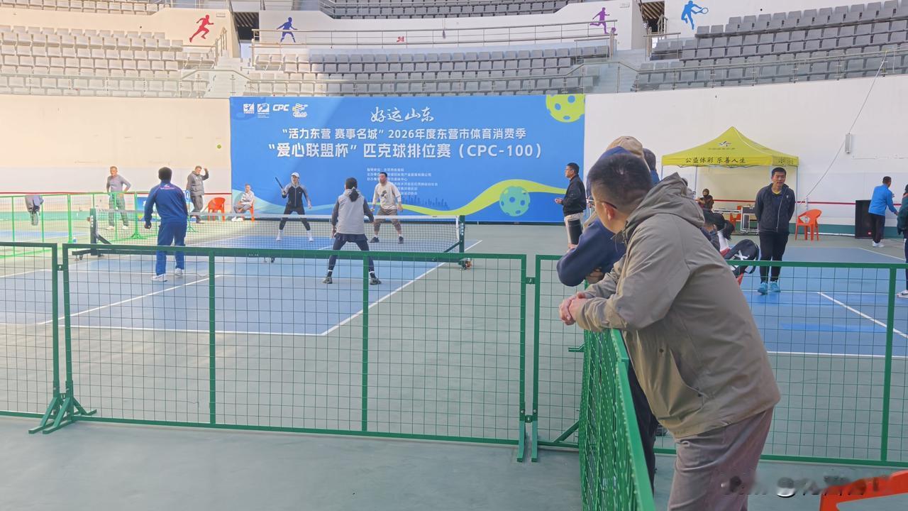 参加匹克球排位赛了。
今天，东营市匹克球排位赛，与邻居结对参加女双比赛。

平时