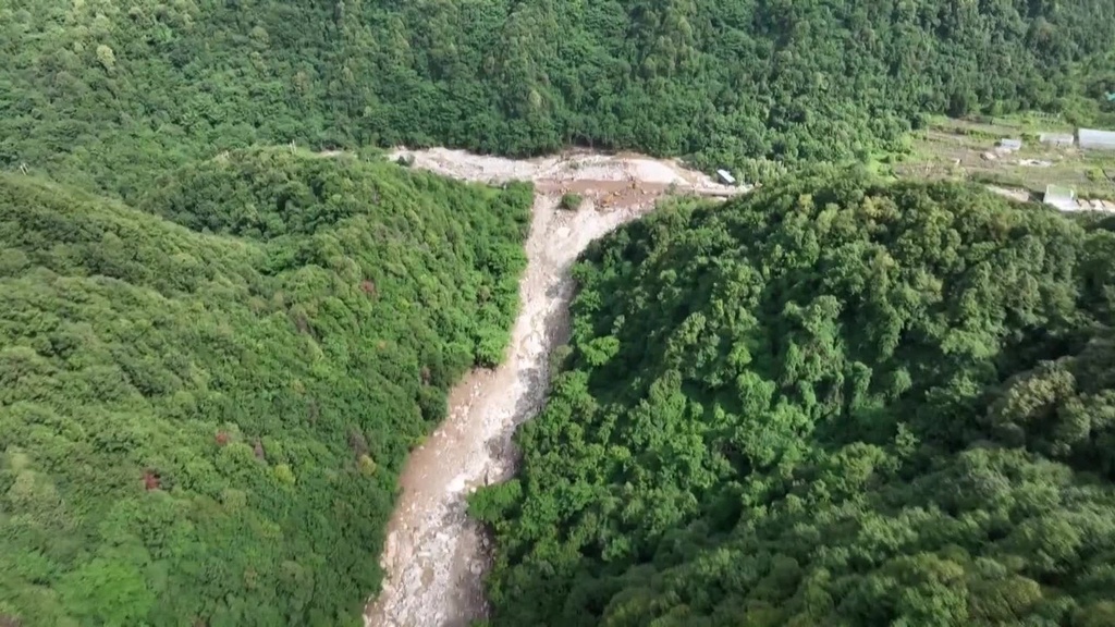 【西安山洪泥石流原因初步查明：上游山体垮塌造成阻塞，洪水积聚后冲垮】8月11日，
