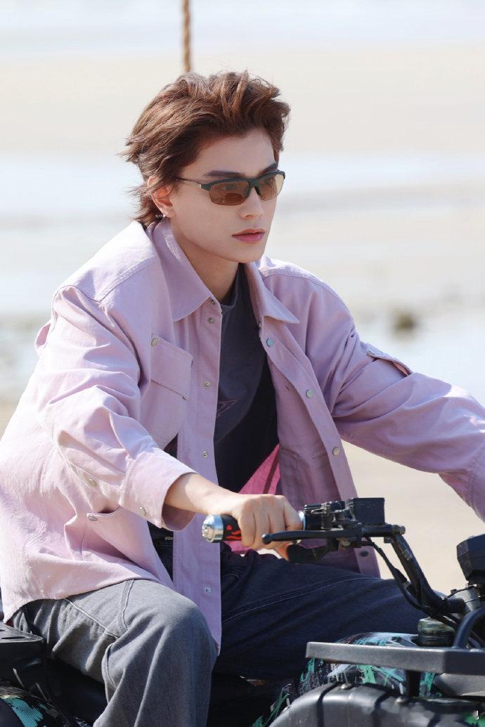 丁禹兮驾照还没捂热车已经选好了  ，这操作太惊艳。丁禹兮是演艺界的多面手，在《我