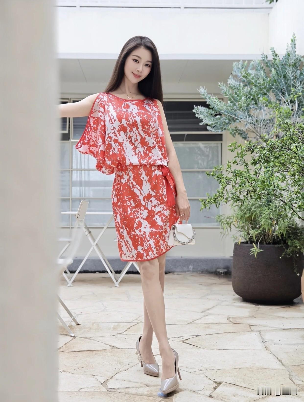 晒图笔记大赛优雅红裙，轻盈步履，自信满满！🌸👗👠