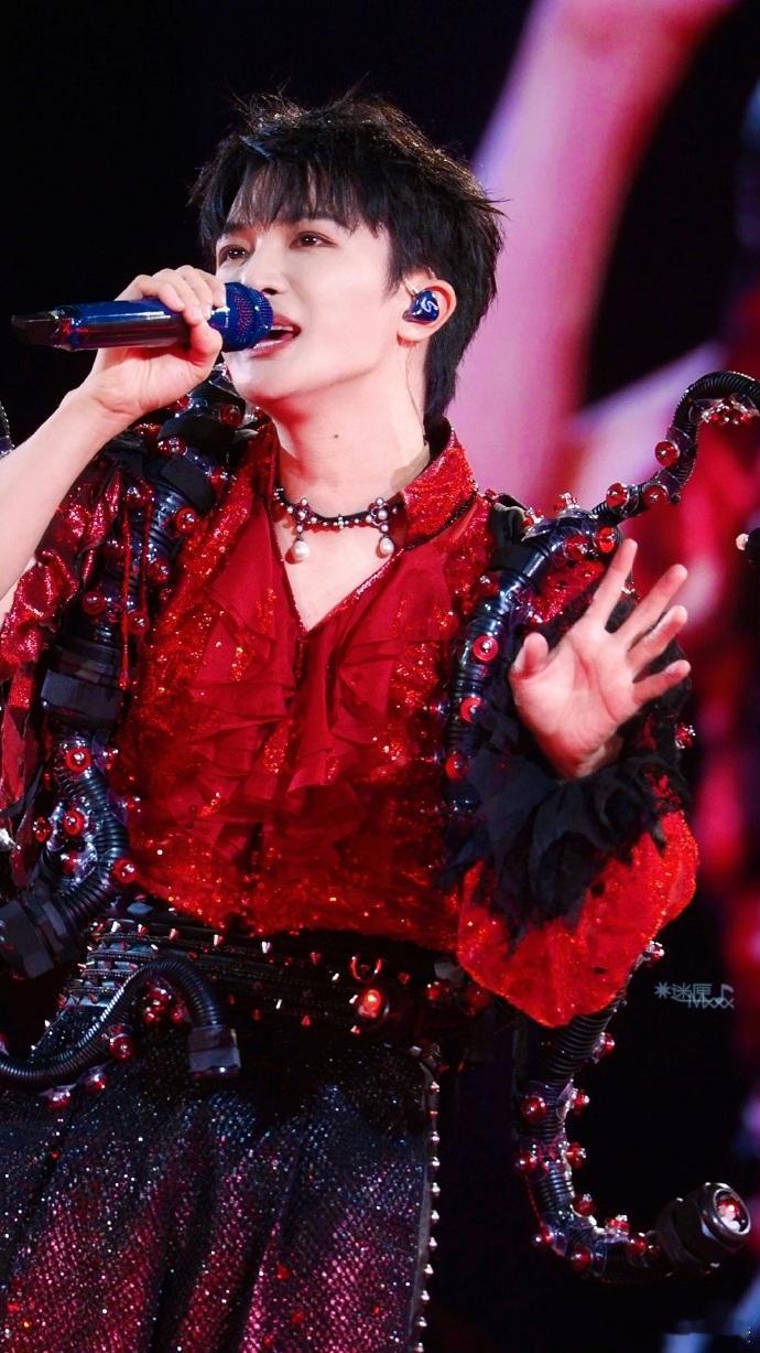 周深首次提及8城歌迷专列 哈哈！周深在福州演唱会vlog里首次讲到8城歌迷专列的