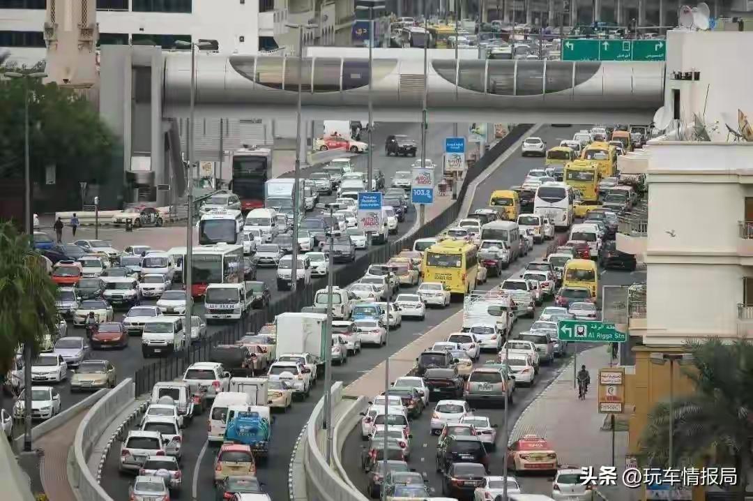 电车“零排放”≠“零成本”！养路费到底该不该收？网友吵翻：我充电都够贵了，还要再