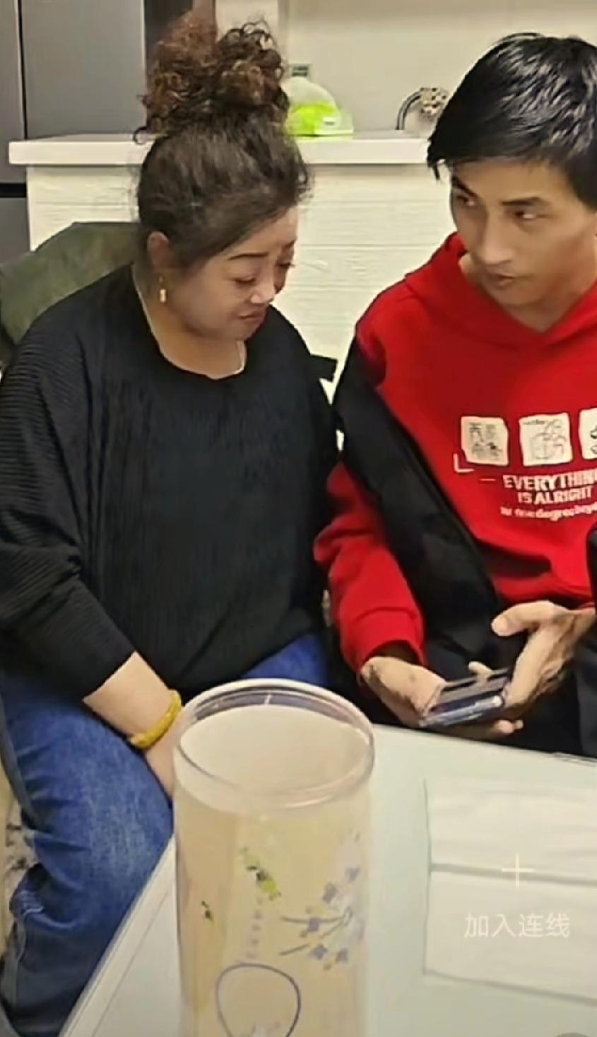 张云鹏在房间里收拾行李，他的继母也过来帮他一起收拾，明天张云鹏就要和爸爸一起前往