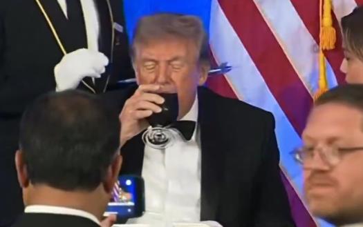 【特朗普不喝葡萄酒——只喝健怡可乐 他在白宫记者晚宴上被看到用酒杯享用他最喜欢的