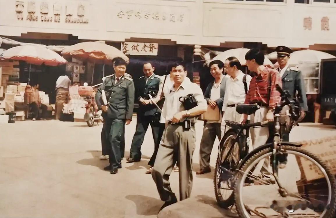 叔叔是以前工商局的干部，听他说最风光的时候是上世纪90年代可以收管理费。叔叔在镇