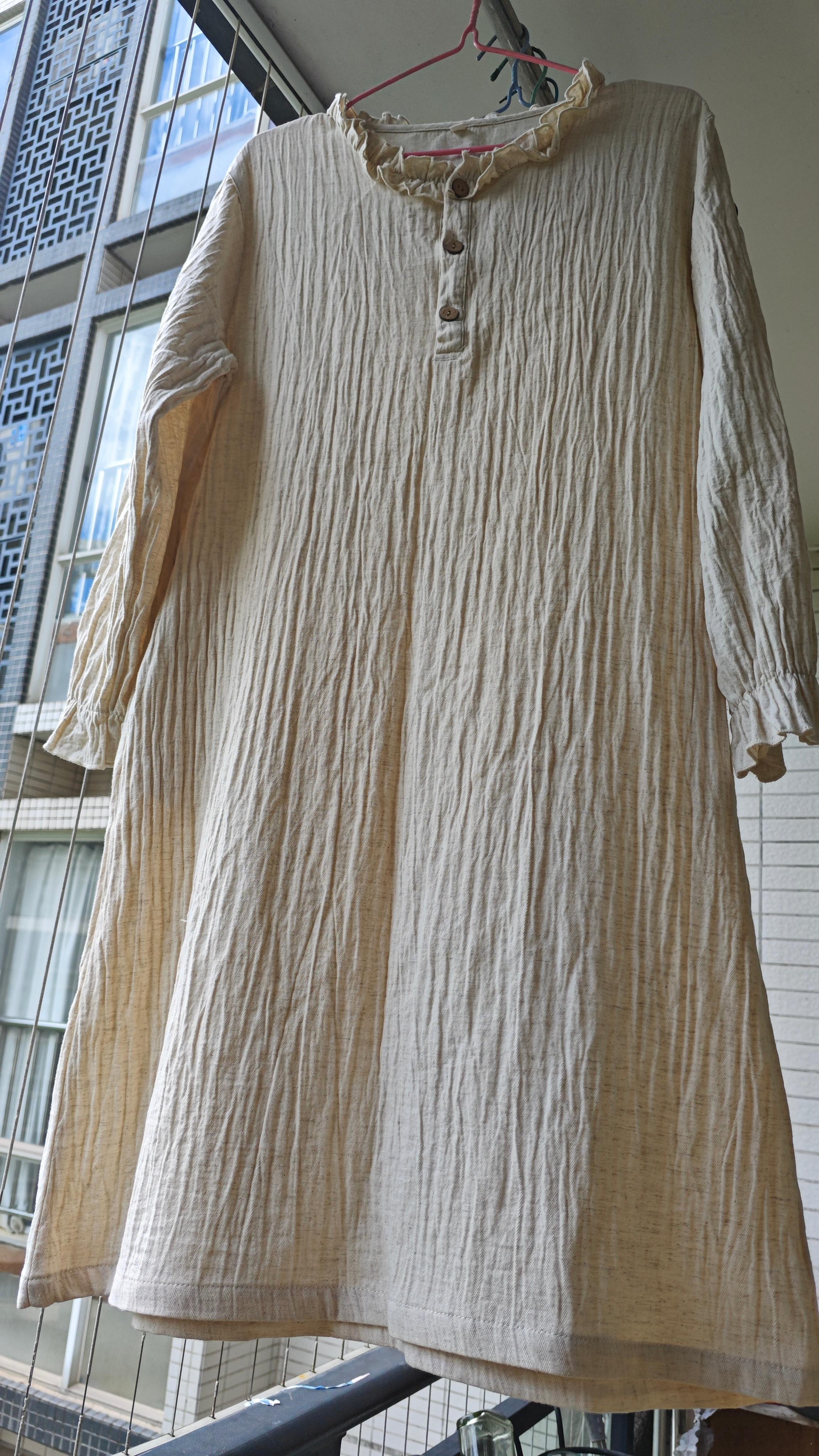 改衣服的故事春天，妹妹寄了一件长裙家居服给我，是加大号的，我试了试，长度没过我的